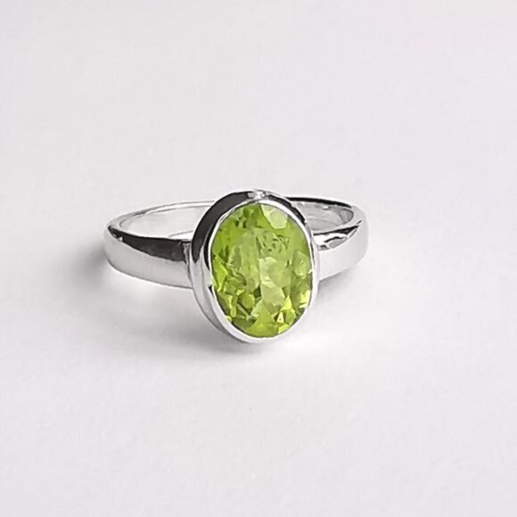 New Apple Green Peridot Ring in Sterling Silver size 6 - Picture 1 of 9